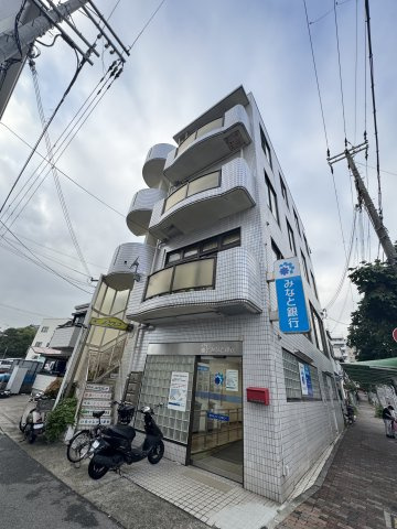 ホワイトビルの外観