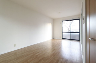 【居間・リビング】 | シャルマンハイツ | こちらのリビングで趣味の時間をお楽しみください