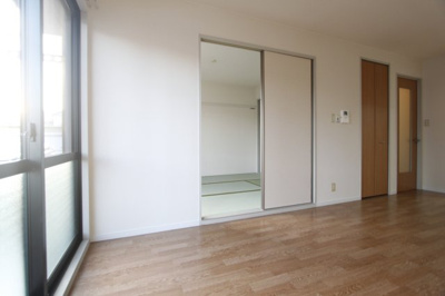 【居間・リビング】 | シャルマンハイツ | ゆったりとしたリビングです