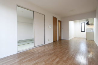 【居間・リビング】 | シャルマンハイツ | こちらのリビングで趣味の時間をお楽しみください