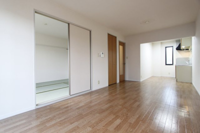 【居間・リビング】 | シャルマンハイツ | こちらのリビングで趣味の時間をお楽しみください