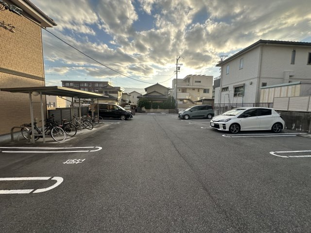 シャルマン　ドルフの駐車場