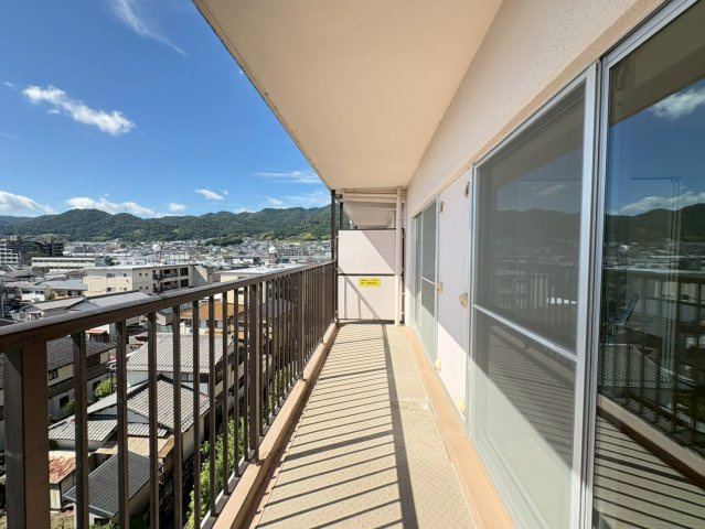 ◆２０２５年５月リフォーム完了◆全居室６帖以上の広々住戸◆南面ワイドバルコニー◆シャルム大津のバルコニー|バルコニー