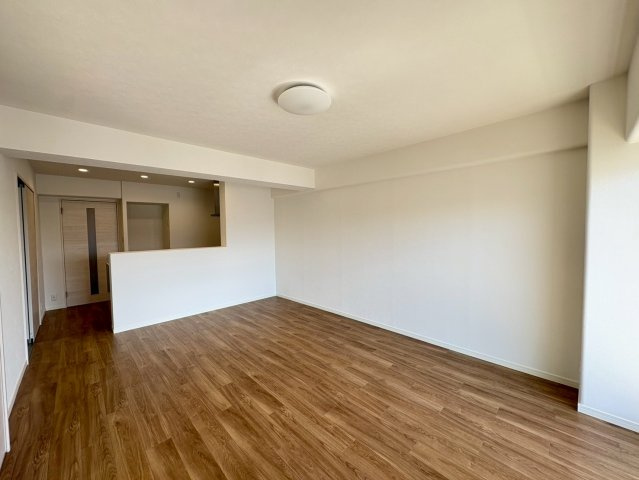 ◆２０２５年５月リフォーム完了◆全居室６帖以上の広々住戸◆南面ワイドバルコニー◆シャルム大津の居間・リビング|リビング