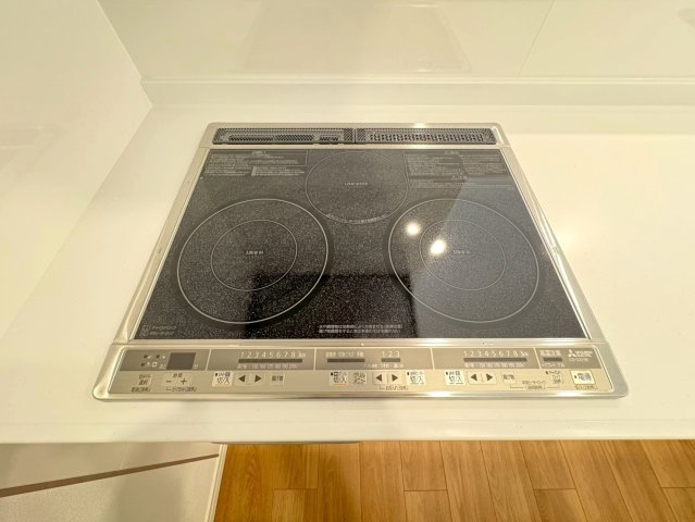 ◆２０２５年５月リフォーム完了◆全居室６帖以上の広々住戸◆南面ワイドバルコニー◆シャルム大津のキッチン|ＩＨクッキングヒーター