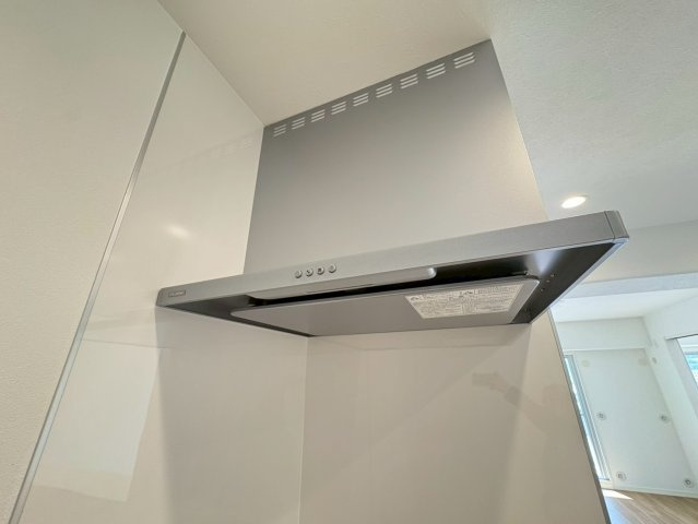 ◆２０２５年５月リフォーム完了◆全居室６帖以上の広々住戸◆南面ワイドバルコニー◆シャルム大津のキッチン|レンジフード