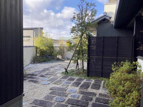 メゾンマストすわ町のエントランス