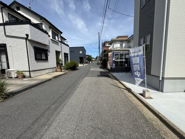 柏市布施新町４丁目新築戸建【富勢東小学校：10分】の前面道路含む現地写真|西側前面道路・幅員約6ｍ