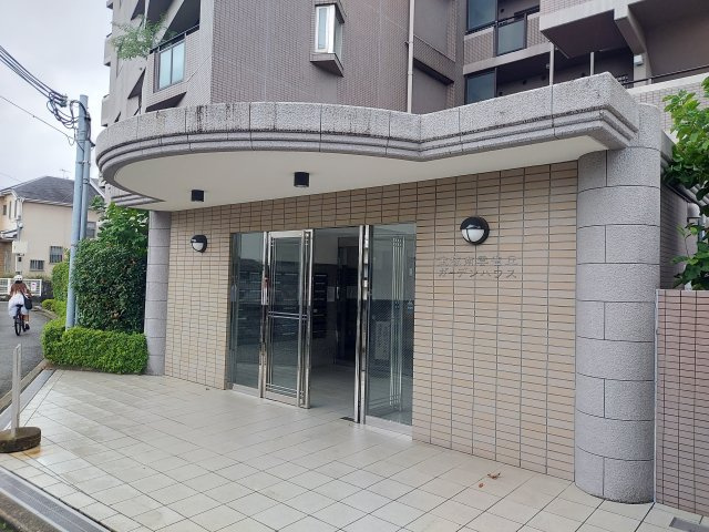宝塚南雲雀丘ガーデンハウスのエントランス