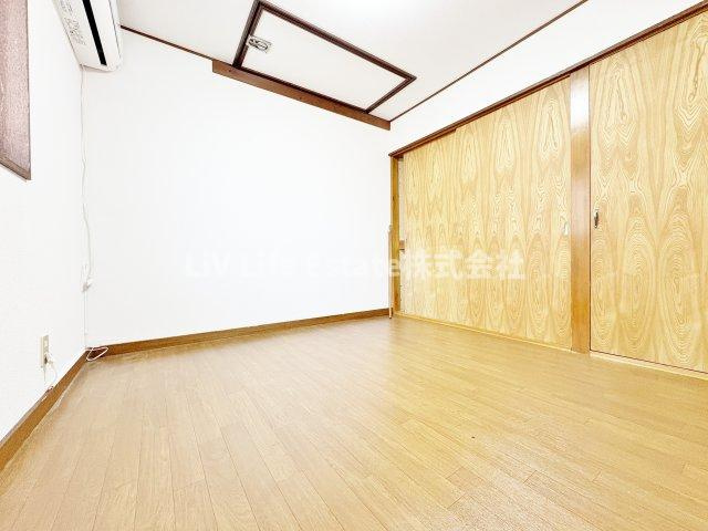 栄町貸家の洋室