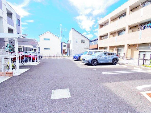 小平市鈴木町１丁目の賃貸マンションの駐車場