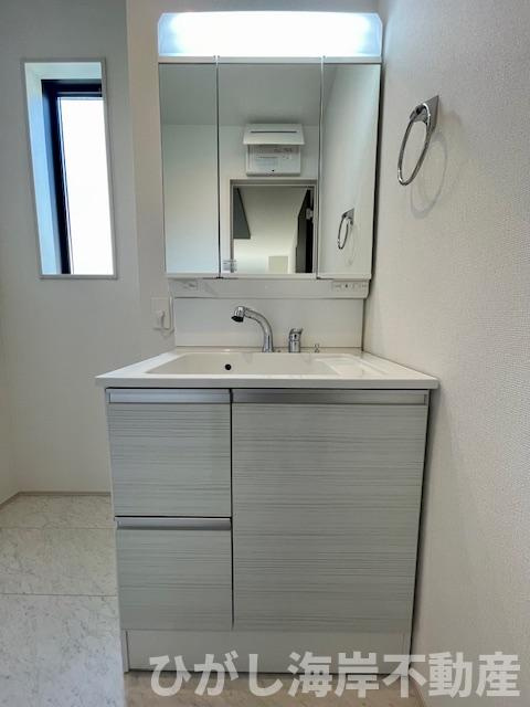 平塚市長持 　新築戸建　全４棟の独立洗面台|三面鏡化粧台