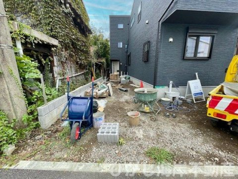 藤沢市羽鳥4丁目 　新築戸建　全２棟の駐車場|9月19日撮影　外構工事中　駐車スペース