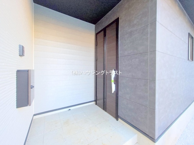 LIGARE 所沢市東狭山ケ丘８期　全１棟の玄関