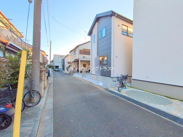 仲介手数料無料　LIGARE 所沢市東狭山ケ丘８期　全１棟の前面道路含む現地写真