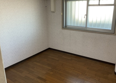 【洋室】 | 東建座間ハイツ２号棟 | 洋室のメリットは重い家具が置きやすく、身の回りが整理しやすいことです。 床がフローリングのため畳とは異なり凹みにくいです。 クローゼットなど収納が豊富で、普段使わない旅行カバンや服の整頓も簡単にです。