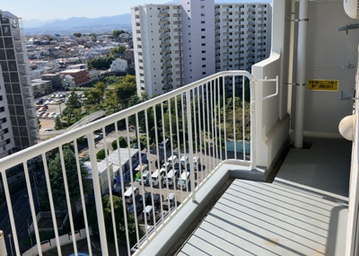 【バルコニー】 | 東建座間ハイツ２号棟 | バルコニーは、室外の専用スペースのうち、「屋根がなく開放された空間」であるものを指します。ベランダより広いタイプのものが多く、日当たりもよいため家庭菜園などを楽しみたい人にとって適した環境となります。