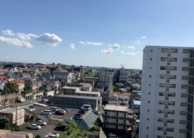 【展望】 | 東建座間ハイツ２号棟 | 眺望の良さを楽しめるダイニングキッチンで家族団らんの時間を過ごしてはいかがでしょうか。バルコニーから見える景色を家族で眺める時間は、時間が経つのを忘れてしまいそうですね。是非、現地を見に行きましょう！