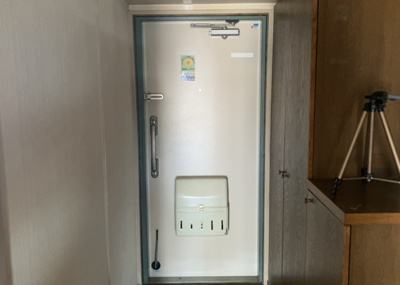 【玄関】 | 東建座間ハイツ２号棟 | 玄関は家の顔でもあり、家族以外の目にも止まる場所です。玄関は外との間を仕切る扉、靴などをしまっておく収納スペース、靴脱ぎのたたきスペース、来客とのやり取りをするドアホンなど複数のアイテムからなります。