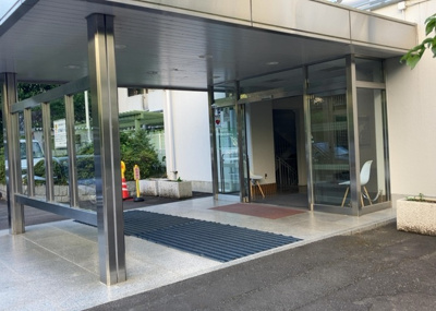 【エントランス】 | 東建座間ハイツ２号棟 | マンションのエントランスには、もともと風よけや防犯の役割がありますが、マンションによって宅配ボックスなどの設備が備わっている所もあります。日々の生活をイメージしながら生活しやすさをチェックしましょう。