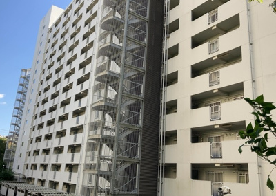 【外観】 | 東建座間ハイツ２号棟 | 外観はマンション管理がされているかの目安になります。築年数が古いと、壁面は劣化してひび割れが生じることも！建物が古びていても細かいところが修繕されていると、きちんと管理されているなぁと感じるでしょう。