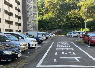 【駐車場】 | 東建座間ハイツ２号棟 | 車一台あたりに必要なスペースは、標準サイズの普通自動車で横幅2m50cm、長さ5mは必要になります。ただし、乗降のことも考慮して横幅3m30cm、長さ5m50cmほどは確保できるところを選びましょう。