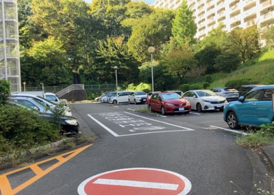 【駐車場】 | 東建座間ハイツ２号棟 | 駐車場と明記されていても、最小スペースでつくられた駐車場だと大型車は駐車できなかったり、出入りしにくくなったりする可能性があります。お車のサイズと購入したい物件の駐車場のサイズを現地で確認しましょう。