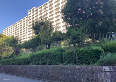 【庭】 | 東建座間ハイツ２号棟 | 物件によっては、入居者が個人的に使用できる専用庭がついているものもあります。また、住宅の中にある土間の部分を庭と呼ぶこともあります。庭の用途は住む人によって変わり、それによってデザインもさまざまです。