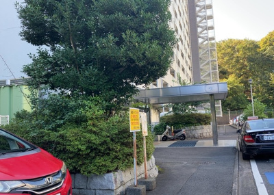 【中庭】 | 東建座間ハイツ２号棟 | 中庭（パティオ）とは、一つの建築物の内部に設けられた、壁などで囲われている庭のことを指します。コの字型、ロの字型が主流ですが、L字型の中庭もあります。最近では、インテリア性の高さからも人気があります。