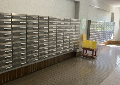 【設備】 | 東建座間ハイツ２号棟 | エントランス付近に設置されている集合ポストは、住んでいる部屋と離れているため、ポストをあさるなど誰かに何かされていても被害に気づきにくいです。入居する時には他人に特定されにくい番号で鍵をかけましょう！