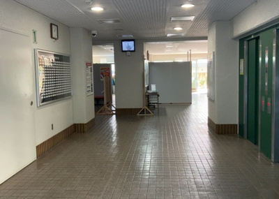 【受付】 | 東建座間ハイツ２号棟 | 受付はマンションコンシェルジュがいる場合もあれば、管理人が滞在する小部屋を総称して呼ぶことがあります。主にエントランスに設置されていることから、防犯面でも期待ができます。防犯設備がない場合はより安心！