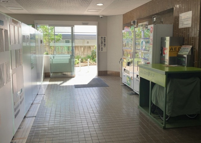 【ロビー】 | 東建座間ハイツ２号棟 | ラウンジは、マンションの共用スペースに椅子やテーブルなどを配置した利用者が寛げる空間です。屋内型ラウンジと屋外型ラウンジがあります。共用部分の管理状況と合わせて、詳細については現地でご確認ください。