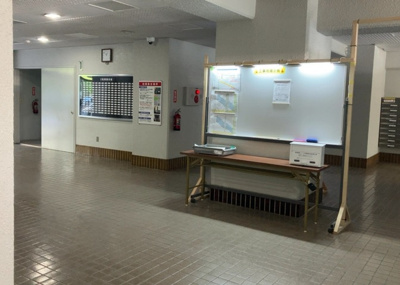 【ロビー】 | 東建座間ハイツ２号棟 | ロビーというと、エントランスと何がちがうの？と思いますよね。実はロビーとエントランスには明確な決まりはありません。物件によっては、エントランスを入って広がるある程度の広さのある空間がロビーとなります。