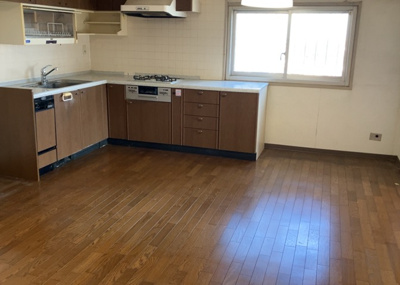 【キッチン】 | 東建座間ハイツ２号棟 | L型アイランドタイプは、キッチンからダイニングにもリビングにも目が行き届くので、とても使いやすい配置です。L字型独立タイプは、キッチンを独立させてるためLDKというよりもLDといった様なイメージです。