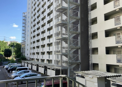 【外観】 | 東建座間ハイツ２号棟 | ＲＣ造、Reinforced Concreteは直訳すると補強されたコンクリートです。主に柱や梁・床・壁が鉄筋とコンクリートで構成おり、鉄筋を組んだ型枠にコンクリートを流し込んで固めたものを指します。