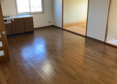 【居間・リビング】 | 東建座間ハイツ２号棟 | 直線タイプはLとDKを一直線に並べた形で対面キッチンのタイプです。一般的なのでよく見かけるかもしれません。直線タイプに似た直接アイランドタイプは、キッチンとダイニングの間に壁がない分広く感じられます。