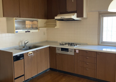 【キッチン】 | 東建座間ハイツ２号棟 | 標準的なシステムキッチンの横幅は、165cm～300cm程度です。2100・2400・2550・2700などミリ単位で表記されます。普段どのように料理をするのかを想定しながら合ったサイズを選びましょう