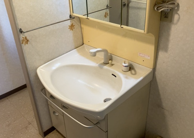 【独立洗面台】 | 東建座間ハイツ２号棟 | 洗面化粧台では顔を洗ったり、身だしなみを整えることが本来の使い方ですが、用途によっては洗面化粧台に求められる機能が違ってくるため、ご自身や家族のライフスタイルに合ったものを選ぶことをおすすめ致します。