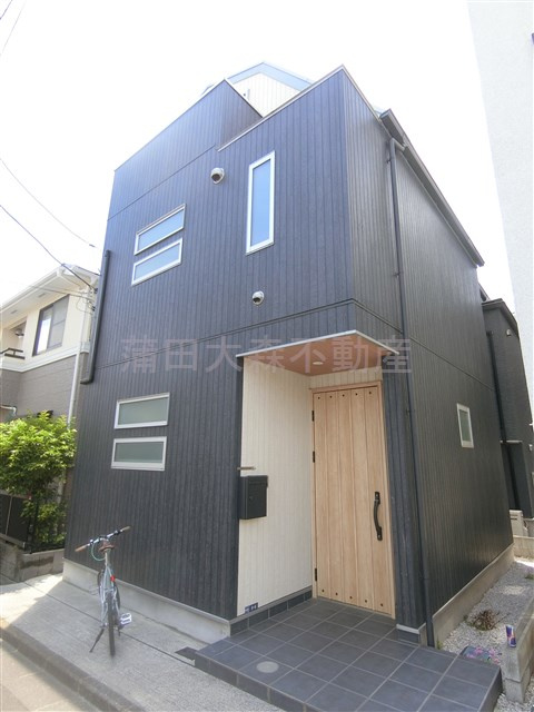 大田区西蒲田２丁目貸家の外観|2020年11月築　木造地上3階建て
東京都大田区西蒲田2丁目　JR京浜東北線蒲田駅徒歩15分、東急池上線池上駅徒歩10分