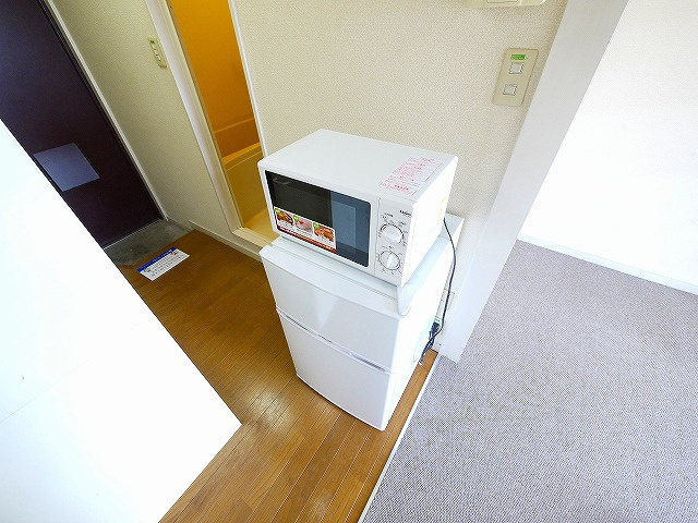 レオパレス法華寺の設備|電子レンジと冷蔵庫です