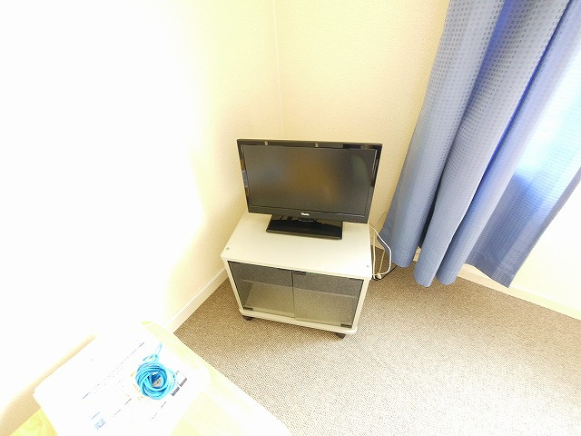 レオパレス法華寺の設備|テレビとテレビ台です