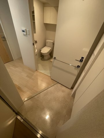 セレニテ本町refletの玄関