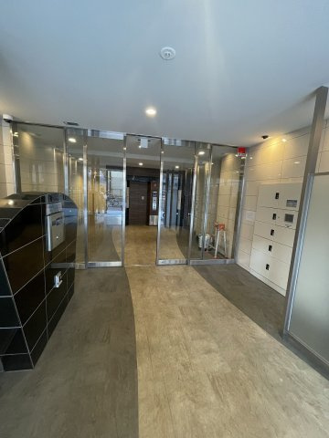 セレニテ本町refletのエントランス