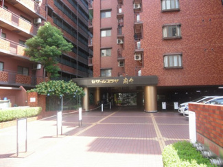 【居間・リビング】 | セザールプラザ府中 | 外壁タイル貼り。閑静な住宅街です。