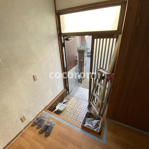 野村元町貸家の玄関