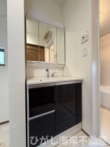 茅ヶ崎市円蔵1丁目　新築戸建　全２棟の独立洗面台|三面鏡化粧台