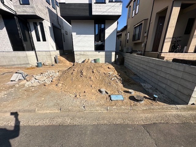 茅ヶ崎市松風台　新築戸建　全２棟の駐車場|1月24日撮影　外構工事中　駐車スペース