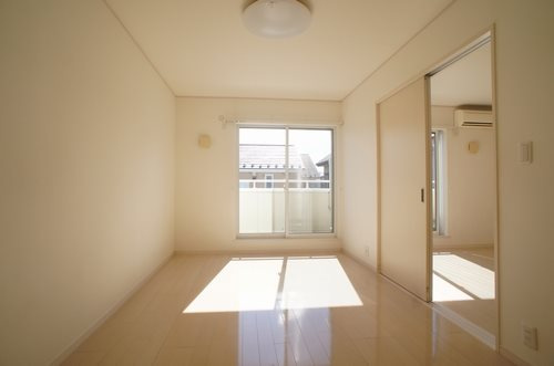 エストＡＫ Ｖの居間・リビング|南東向きの寝室、陽当り良し☆