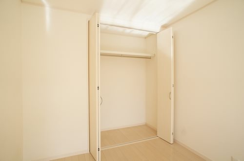 エストＡＫ Ｖの収納|収納はﾊﾝｶﾞｰパイプに上段棚あり！