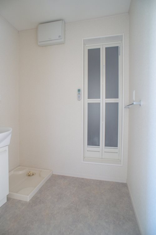 エストＡＫ Ｖのその他|脱衣所あり、洗濯機置場も浴室横で便利です！